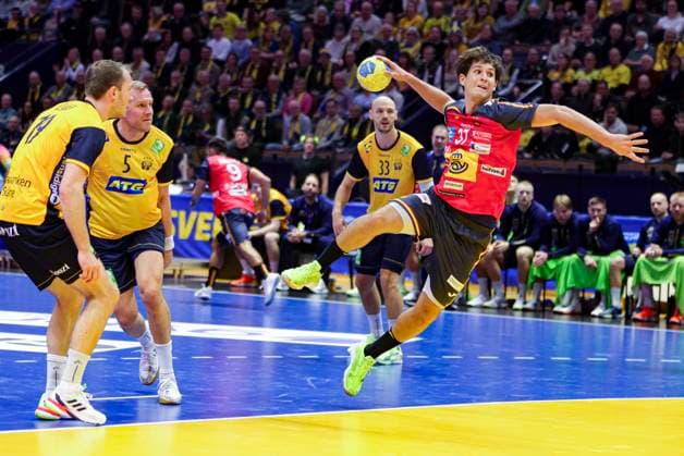 LINKÖPING, SWEDEN 20251030 Spain s Victor Romero gets past Sweden s Felix Claar, Max Darj and Lukas Sandell during Thursday s training international handball match between Sweden and Spain in the Saab arena in Linköping, Sweden 30 October 2025. LINKÖPING SWEDEN x11900x Copyright: xPärxBäckström TTx HANDBALL SWEDEN-SPAIN