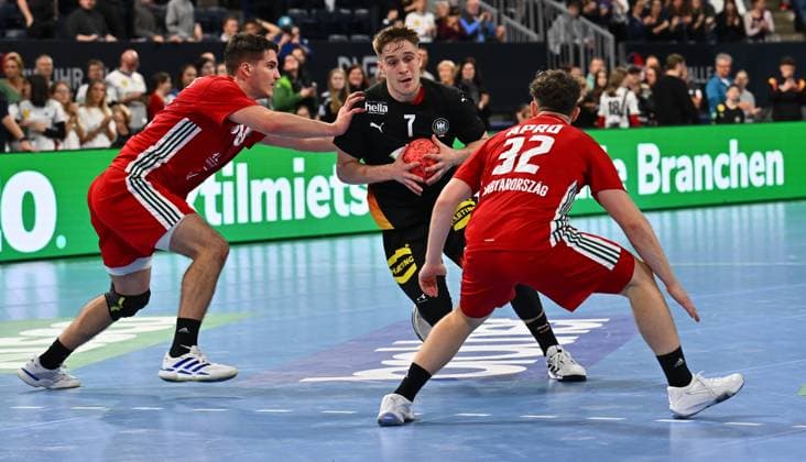 30.10.2025 - Handball - Länderspiel : U20 U21, U 21 Deutschland gg Ungarn - - xwoxzix - Mate Meszaros (64, Ungarn ) Leonard Zink (7, Deutschland ) Botond Apro (32, Ungarn )