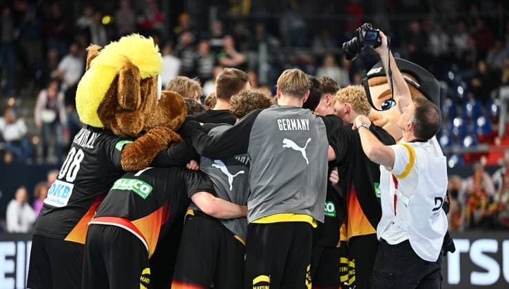 30.10.2025 - Handball - Länderspiel : U20 U21, U 21 Deutschland gg Ungarn - - xwoxzix - Teamkreis Mannschaft Team Deutschland nach Spielende