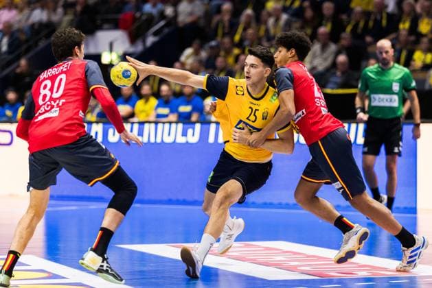 251030 Nikola Roganovic of Sweden and Marcos Fis of Spain during the International Friendly, Länderspiel, Nationalmannschaft handball match between Sweden and Spain on October 30, 2025 in Linköping. Photo: Magnus Andersson BILDBYRAN COP 308 MN0202 handball handboll handball international friendly sverige sweden spain bbeng bbauto Copyright: MAGNUSxANDERSSON BB251030MN018