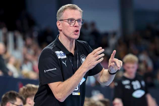 Bundestrainer Martin Heuberger (Germany) gestikuliert, Handball-Laenderspiel der Maenner, Germany U20 vs Hungary U20, PSD Bank Arena am 30. October 2025 in Nuernberg, Deutschland. (Foto von Marco Steinbrenner DeFodi Images) Bundestrainer Martin Heuberger (Germany) gestures, Handball-Laenderspiel der Maenner, Germany U20 vs Hungary U20, PSD Bank Arena, October 30, 2025 in Nuernberg, Germany. (Photo by Marco Steinbrenner DeFodi Images) National coach Martin Heuberger Germany gestures, mens national handball match, Germany U20 vs Hungary U20, PSD Bank Arena on October 30, 2025 in Nuremberg, Germany Photo by Marco Steinbrenner DeFodi Images National coach Martin Heuberger Germany gestures, mens national handball match, Germany U20 vs Hungary U20, PSD Bank Arena, October 30, 2025 in Nuremberg, Germany Photo by Marco Steinbrenner DeFodi Images