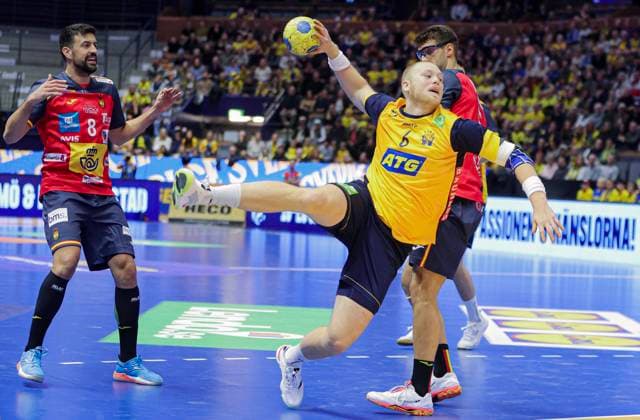 LINKÖPING, SVERIGE 20251030 Sveriges Felix Möller skjuter ett skott framför Spaniens Agustin Casado under torsdagens träningslandskamp i handboll mellan Sverige och Spanien i Saab arena i Linköping. LINKÖPING SVERIGE x11900x Copyright: xPärxBäckström TTx HANDBOLL SVERIGE-SPANIEN