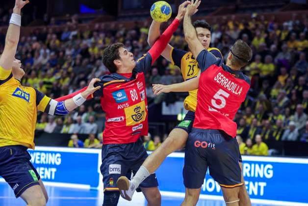 LINKÖPING, SWEDEN 20251030 Sweden s Nikola Roganovic is stopped by Spain s Ian Barrufet and Antonio Serradilla during Thursday s training international handball match between Sweden and Spain in the Saab arena in Linköping, Sweden 30 October 2025.. LINKÖPING SWEDEN x11900x Copyright: xPärxBäckström TTx HANDBALL SWEDEN-SPAIN