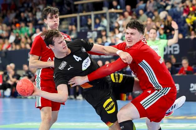 Balazs Hoffmann (Hungary) und Lars Genz (Germany) kaempfen um den Ball, Handball-Laenderspiel der Maenner, Germany U20 vs Hungary U20, PSD Bank Arena am 30. October 2025 in Nuernberg, Deutschland. (Foto von Marco Steinbrenner DeFodi Images) Balazs Hoffmann (Hungary) und Lars Genz (Germany) battle for the ball, Handball-Laenderspiel der Maenner, Germany U20 vs Hungary U20, PSD Bank Arena, October 30, 2025 in Nuernberg, Germany. (Photo by Marco Steinbrenner DeFodi Images) Balazs Hoffmann Hungary and Lars Genz Germany battle for the ball, Handball Laenderspiel der Maenner, Germany U20 vs Hungary U20, PSD Bank Arena, October 30, 2025 in Nuremberg, Germany Photo by Marco Steinbrenner DeFodi Images Balazs Hoffmann Hungary and Lars Genz Germany battle for the ball, Mens national handball match, Germany U20 vs Hungary U20, PSD Bank Arena, October 30, 2025 in Nuremberg, Germany Photo by Marco Steinbrenner DeFodi Images