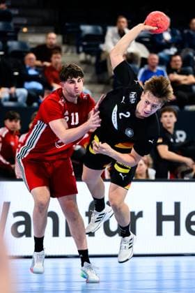 Nuernberg: Handball - Laenderspiel U20 - Deutschland - Ungarn v.li. Peter Gazso (Ungarn), Michel Fuchs (Deutschland) Nuernberg PSD Bank Arena Bayern Deutschland