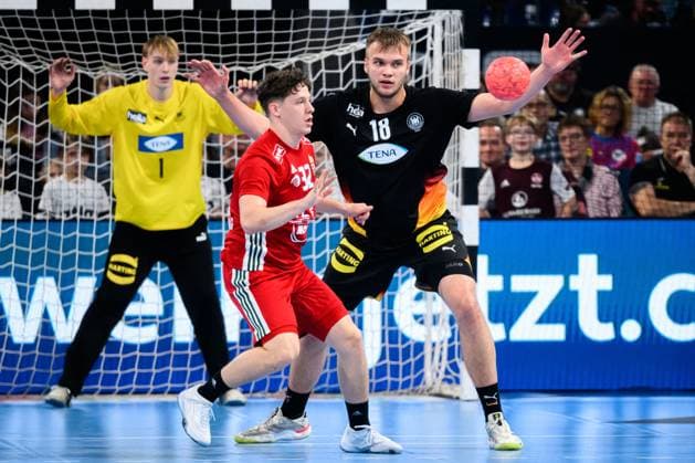 Nuernberg: Handball - Laenderspiel U20 - Deutschland - Ungarn Botond Apro (Ungarn), Tim Schröder Schroeder (Deutschland) Nuernberg PSD Bank Arena Bayern Deutschland