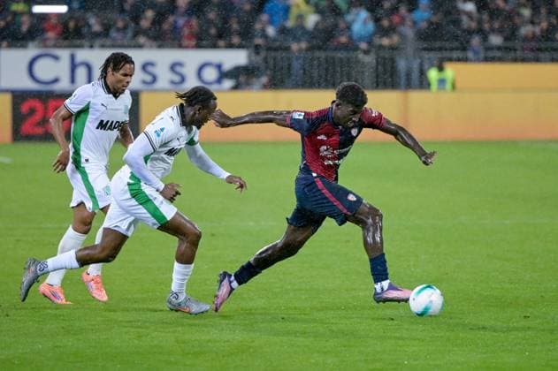 Cagliari s Michel Ndary Adopo in action during the Serie A Enilive soccer match between Cagliari Calcio and Sassuolo at the Unipol Domus in Cagliari, Sardinia - Thursday, 30 october 2025. - Soccer  Copyright: xGianlucaxZuddas LaPressex