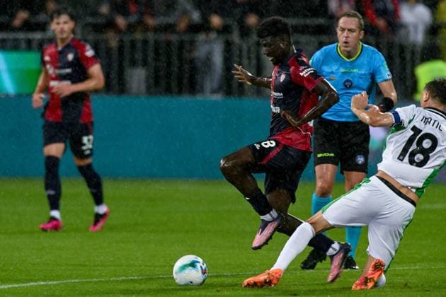 Cagliari s Michel Ndary Adopo in action during the Serie A Enilive soccer match between Cagliari Calcio and Sassuolo at the Unipol Domus in Cagliari, Sardinia - Thursday, 30 october 2025. - Soccer  Copyright: x Â®xGianlucaxZuddas LaPressex