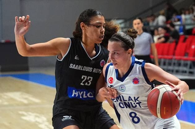 Emlak Konut v Saarlouis Royals - FIBA Europe Cup ISTANBUL, TURKIYE - OCTOBER 30: Antonia Delaere (8) of Emlak Konut in action against Brynn Shoup Hill (23) of Saarlouis Royals during the FIBA Europe Cup Group E week 4 basketball match between Emlak Konut and Saarlouis Royals at Ahmet Comert Sports Hall in Istanbul, Turkiye on October 30, 2025. Esra Bilgin Anadolu Istanbul Turkey. Editorial use only. Please get in touch for any other usage.  Copyright: x2025xAnadoluxEsraxBilginx