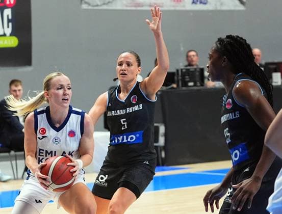 Emlak Konut v Saarlouis Royals - FIBA Europe Cup ISTANBUL, TURKIYE - OCTOBER 30: Petra Holesinska (L) of Emlak Konut in action against Magaly Meynadier (5) of Saarlouis Royals during the FIBA Europe Cup Group E week 4 basketball match between Emlak Konut and Saarlouis Royals at Ahmet Comert Sports Hall in Istanbul, Turkiye on October 30, 2025. Esra Bilgin Anadolu Istanbul Turkey. Editorial use only. Please get in touch for any other usage.  Copyright: x2025xAnadoluxEsraxBilginx