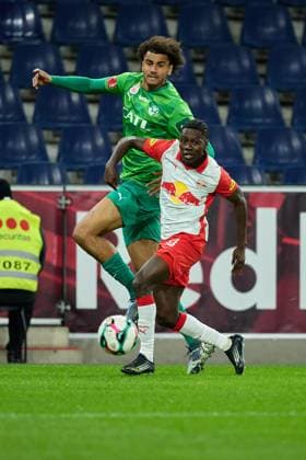 Salzburg, Österreich 30. Oktober 2025: ÖFB-Cup - 2025 2026 - RB Salzburg vs. WSG Tirol Im Bild: v. li. im Zweikampf Jamie Lawrence (WSG), Edmund Baidoo (RB) Red Bull Arena