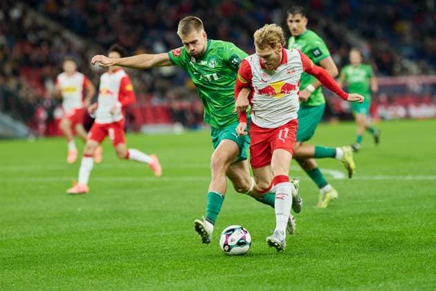 Salzburg, Österreich 30. Oktober 2025: ÖFB-Cup - 2025 2026 - RB Salzburg vs. WSG Tirol Im Bild: v. li. im Zweikampf David Kubatta (WSG), Yorbe Vertessen (RB) Red Bull Arena