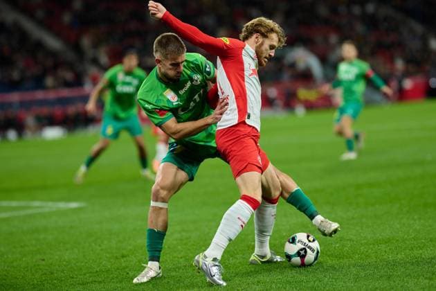 Salzburg, Österreich 30. Oktober 2025: ÖFB-Cup - 2025 2026 - RB Salzburg vs. WSG Tirol Im Bild: v. li. im Zweikampf David Kubatta (WSG), Yorbe Vertessen (RB) Red Bull Arena