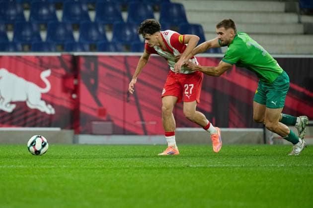 Salzburg, Österreich 30. Oktober 2025: ÖFB-Cup - 2025 2026 - RB Salzburg vs. WSG Tirol Im Bild: v. li. im Zweikampf Kerim Alajbegovic (RB), David Kubatta (WSG) Red Bull Arena