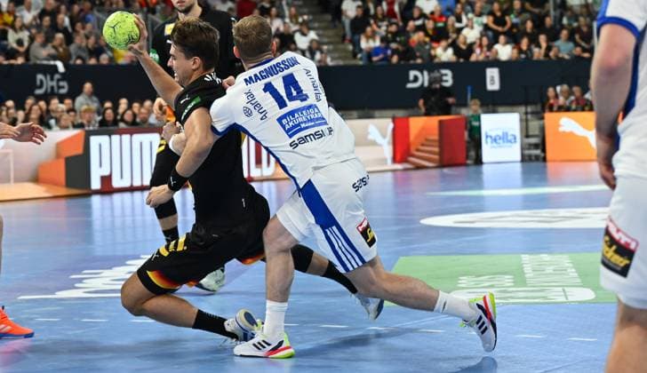 30.10.2025 - Handball - Länderspiel : Deutschland gg Island - - xwoxzix - Julian Köster (18, Deutschland ) Omar Ingi Magnusson (14, Island )