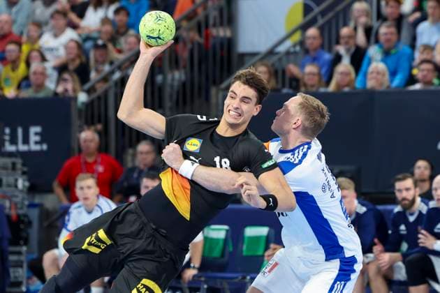Julian Koester (Germany) und Omar Ingi Magnusson (Iceland) kaempfen um den Ball, Handball-Laenderspiel der Maenner, Germany vs Iceland, PSD Bank Arena am 30. October 2025 in Nuernberg, Deutschland. (Foto von Marco Steinbrenner DeFodi Images) Julian Koester (Germany) und Omar Ingi Magnusson (Iceland) battle for the ball, Handball-Laenderspiel der Maenner, Germany vs Iceland, PSD Bank Arena, October 30, 2025 in Nuernberg, Germany. (Photo by Marco Steinbrenner DeFodi Images) Julian Koester Germany and Omar Ingi Magnusson Iceland battle for the ball, Handball Laenderspiel der Maenner, Germany vs Iceland, PSD Bank Arena on October 30, 2025 in Nuremberg, Germany Photo by Marco Steinbrenner DeFodi Images Julian Koester Germany and Omar Ingi Magnusson Iceland battle for the ball, Handball Laenderspiel der Maenner, Germany vs Iceland, PSD Bank Arena, October 30, 2025 in Nuremberg, Germany Photo by Marco Steinbrenner DeFodi Images