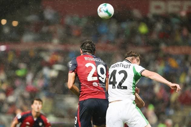 October 30, 2025, Cagliari: Cagliari s Gennaro Borrelli (L) and Sassuolo™s Kristian Thorstved (R) in action during the Italian Serie A soccer match Cagliari calcio vs US Sassuolo calcio at the Unipol Domus in Cagliari, Italy, 30 October 2025 .ANSA FABIO MURRU. Soccer; Serie A:Cagliari Vs Sassuolo  - ZUMAa110 20251030_zaf_a110_014 Copyright: xFabioxMurrux