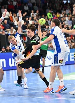 30.10.2025 - Handball - Länderspiel : Deutschland gg Island - - xwoxzix - Miro Schluroff (5, Deutschland ) gegen Elloi Snaer Vidarsson (18, Island ) Elvar Örn Jonsson (9, Island )