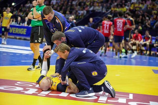 LINKÖPING, SVERIGE 20251030 Sveriges Lukas Sandell har ont under torsdagens träningslandskamp i handboll mellan Sverige och Spanien i Saab arena i Linköping. LINKÖPING SVERIGE x11900x Copyright: xPärxBäckström TTx HANDBOLL SVERIGE-SPANIEN