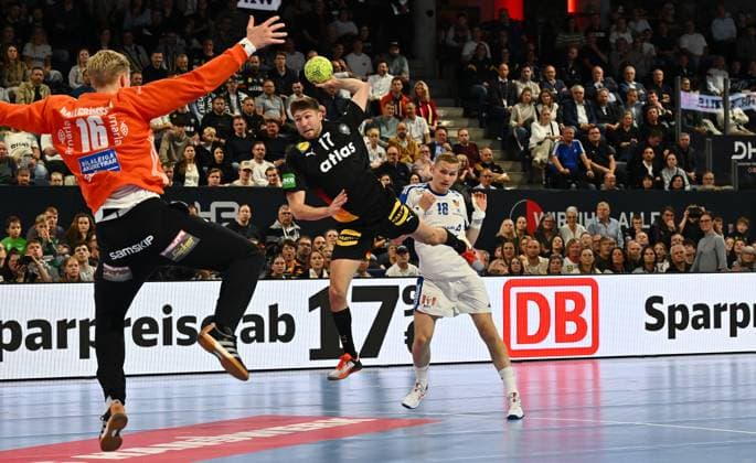 30.10.2025 - Handball - Länderspiel : Deutschland gg Island - - xwoxzix - Lukas Zerbe (17, Deutschland ) gegen Vikor Gisli Hallgrimsson (16, Island ) Elloi Snaer Vidarsson (18, Island )