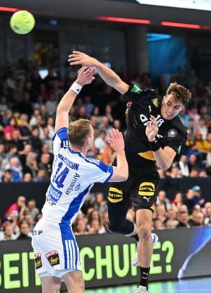 30.10.2025 - Handball - Länderspiel : Deutschland gg Island - - xwoxzix - Omar Ingi Magnusson (14, Island ) Julian Köster (18, Deutschland )