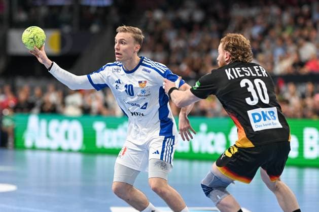 DHB - 25 26 - Deutschland - Island am 30.10.2025 in der PSD Bank Nuernberg ARENA in Nuernberg Gisli Kristjansson (Magdeburg Island) im Zweikampf gegen Tom Kiesler (Deutschland)