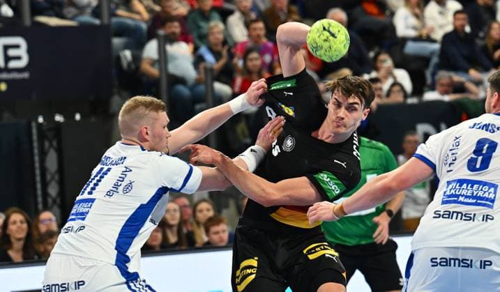 30.10.2025 - Handball - Länderspiel : Deutschland gg Island - - xwoxzix - Ymir Örn Gislason (11, Island ) Miro Schluroff (5, Deutschland )