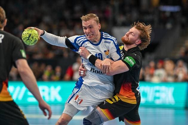 DHB - 25 26 - Deutschland - Island am 30.10.2025 in der PSD Bank Nuernberg ARENA in Nuernberg Gisli Kristjansson (Magdeburg Island) im Zweikampf gegen Tom Kiesler (Deutschland)