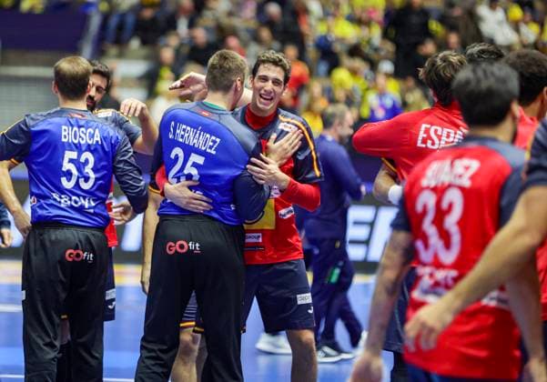 LINKÖPING, SWEDEN 20251030 The Spanish team celebrates the victory after Thursday s international handball training match between Sweden and Spain at Saab Arena in Linköping, Sweden 30 October 2025. LINKÖPING SWEDEN x11900x Copyright: xPärxBäckström TTx HANDBALL SWEDEN-SPAIN