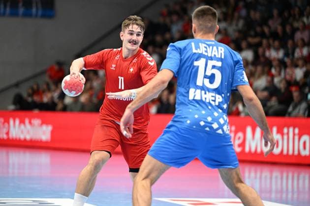 MURI BEI BERN, SWITZERLAND - OCTOBER 30: Aellen Felix of Switzerland l) against Leon Ljevar of Croatia r) during the Handball International Friendly, Länderspiel, Nationalmannschaft Switzerland - Croatia on October 30, 2025 in Muri bei Bern, Switzerland. Muri bei Bern Die Mobiliar Arena Bern Switzerland Copyright: xJustPictures.ch ManuelxWinterbergerx jp-en-EuSpIm-MWI_4648