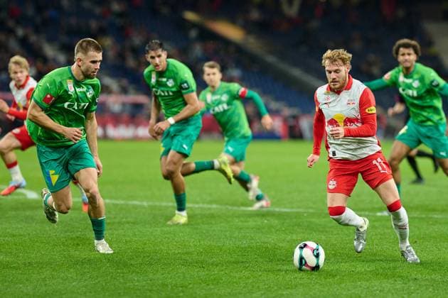 Salzburg, Österreich 30. Oktober 2025: ÖFB-Cup - 2025 2026 - RB Salzburg vs. WSG Tirol Im Bild: v. li. im Zweikampf David Kubatta (WSG), Yorbe Vertessen (RB) Red Bull Arena