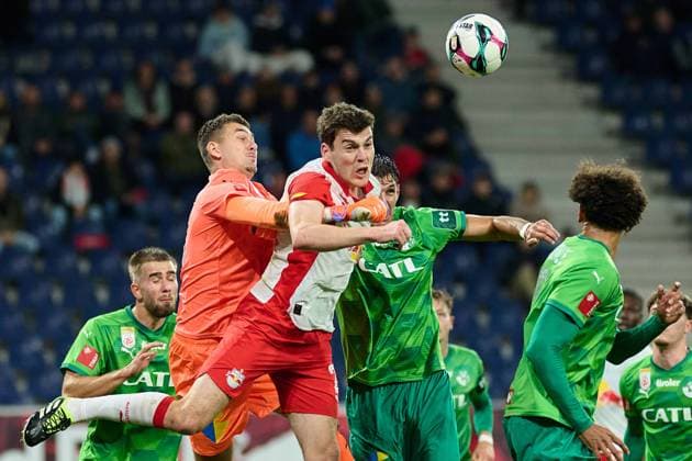 Salzburg, Österreich 30. Oktober 2025: ÖFB-Cup - 2025 2026 - RB Salzburg vs. WSG Tirol Im Bild: Torwart Adam Stejskal (WSG) vor Jacob Rasmussen (RB) Red Bull Arena