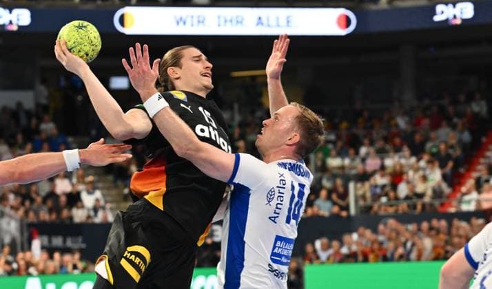 30.10.2025 - Handball - Länderspiel : Deutschland gg Island - - xwoxzix - Juri Knorr (15, Deutschland ) Omar Ingi Magnusson (14, Island )