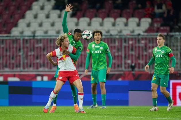 Salzburg, Österreich 30. Oktober 2025: ÖFB-Cup - 2025 2026 - RB Salzburg vs. WSG Tirol Im Bild: v. li. im Zweikampf Ademola Ola-Adebomi (WSG), Maurits Kjaergaard (RB) Red Bull Arena