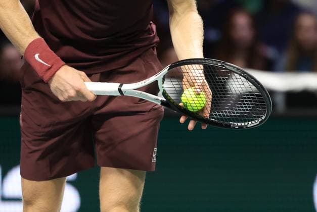 ROLEX PARIS MASTERS TENNIS 2025 Thierry Larret MAXPPP - Nanterre (92) 30 10 2025 Thierry Larret Maxppp. Tennis. Rolex Paris Masters. Paris La Defense, Nanterre (92). Du 25 octobre au 2 novembre 2025. Jeudi 30 octobre 2025. Francisco CERUNDOLO (ARG) vs Jannik SINNER (ITA); ILLUSTRATION RAQUETTE TENNIS Nanterre (92) PARIS LA DEFENSE ARENA ILE DE FRANCE FRANCE  Copyright: xMAXPPPxThierryxLarretx TLR202510305033 TLR202510305033