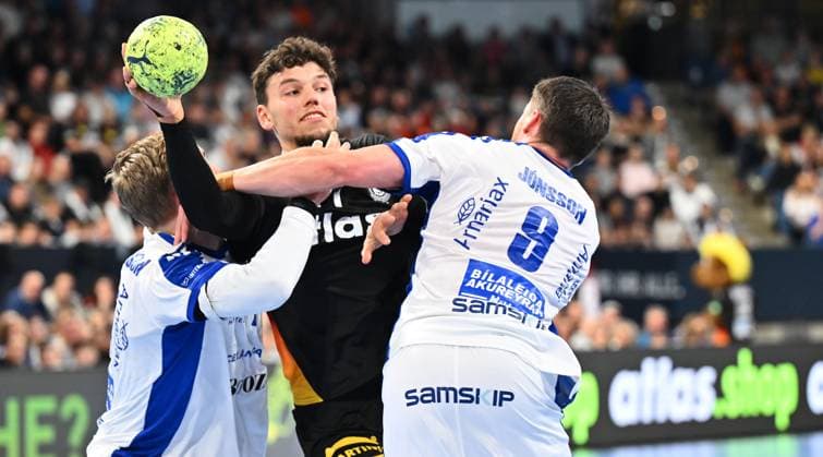 30.10.2025 - Handball - Länderspiel : Deutschland gg Island - - xwoxzix - Marko Grgic (71, Deutschland ) Elvar Örn Jonsson (9, Island )