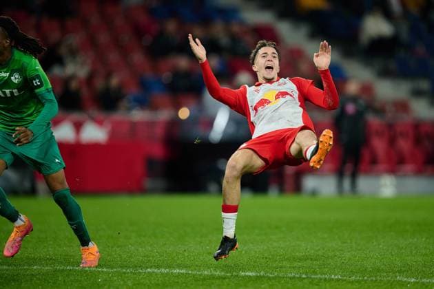 Salzburg, Österreich 30. Oktober 2025: ÖFB-Cup - 2025 2026 - RB Salzburg vs. WSG Tirol Im Bild: Foul von Ademola Ola-Adebomi (WSG) an Kerim Alajbegovic (RB) Red Bull Arena