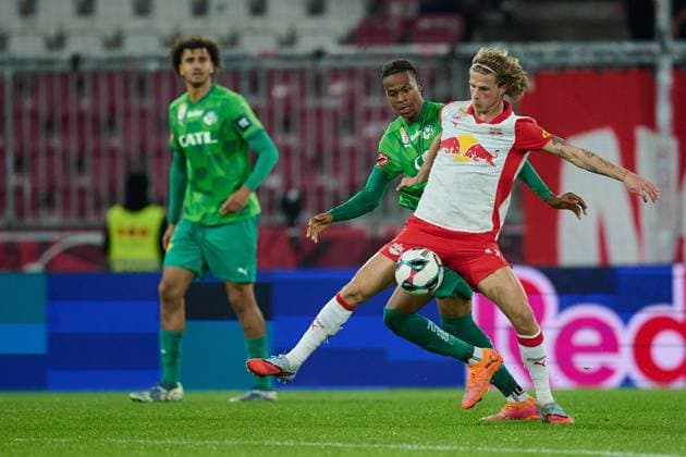 Salzburg, Österreich 30. Oktober 2025: ÖFB-Cup - 2025 2026 - RB Salzburg vs. WSG Tirol Im Bild: v. li. im Zweikampf Ademola Ola-Adebomi (WSG), Maurits Kjaergaard (RB) Red Bull Arena