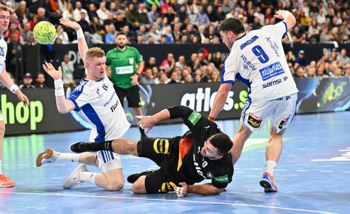 30.10.2025 - Handball - Länderspiel : Deutschland gg Island - - xwoxzix - Jannik Kohlbacher (80, Deutschland ) gegen Ymir Örn Gislason (11, Island ) Elvar Örn Jonsson (9, Island )
