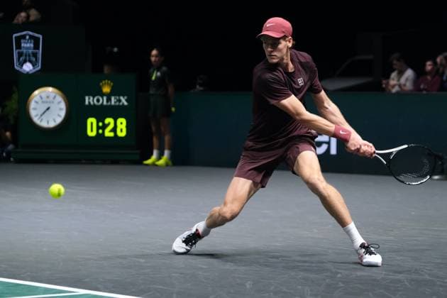 October 30, 2025, Nanterre, Hauts De Seine, France: JANNIK SINNER (ITA) returns the ball to FRANCISCO CERUNDOLO (ARG) during the round of 16 of Rolex Paris Masters 1000 tournament at La Defense Arena Stadium - Nanterre - France Nanterre France - ZUMAp119 20251030_zaf_p119_070 Copyright: xPierrexSteveninx