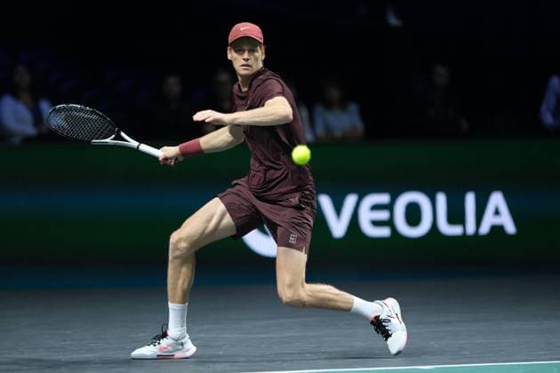 October 30, 2025, Nanterre, Hauts De Seine, France: JANNIK SINNER (ITA) returns the ball to FRANCISCO CERUNDOLO (ARG) during the round of 16 of Rolex Paris Masters 1000 tournament at La Defense Arena Stadium - Nanterre - France Nanterre France - ZUMAp119 20251030_zaf_p119_075 Copyright: xPierrexSteveninx