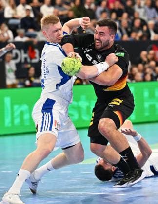 30.10.2025 - Handball - Länderspiel : Deutschland gg Island - - xwoxzix - Ymir Örn Gislason (11, Island ) Jannik Kohlbacher (80, Deutschland )