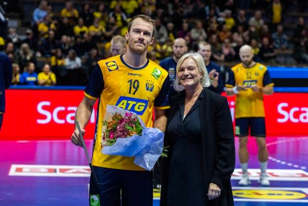 251030 Felix Claar of Sweden receives the players of the match award during the International Friendly, Länderspiel, Nationalmannschaft handball match between Sweden and Spain on October 30, 2025 in Linköping. Photo: Magnus Andersson BILDBYRAN COP 308 MN0202 handball handboll handball international friendly sverige sweden spain bbeng Copyright: MAGNUSxANDERSSON BB251030MN053