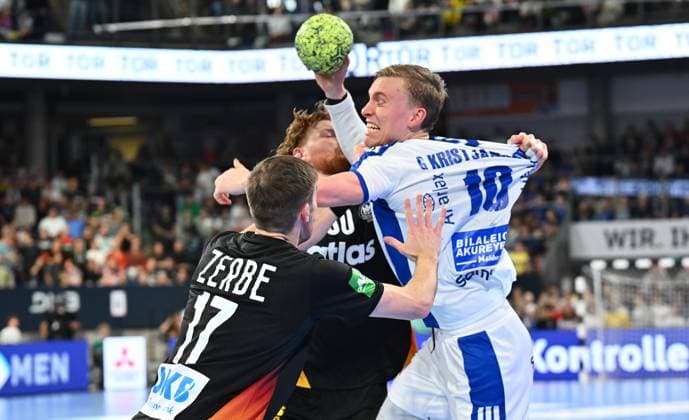30.10.2025 - Handball - Länderspiel : Deutschland gg Island - - xwoxzix - Lukas Zerbe (17, Deutschland ) Tom Kiesler (30, Deutschland ) Gisli Kristjansson (10, Island )