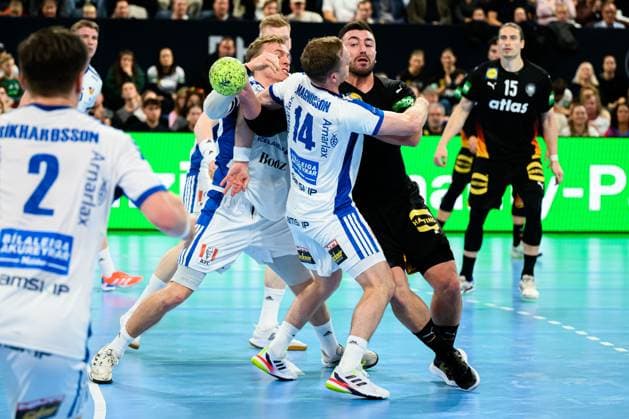 Nuernberg: Handball - Laenderspiel - Deutschland - Island v. li. im Zweikampf Islands Omar Ingi Magnusson (Island) und Jannik Kohlbacher (Deutschland) Nuernberg PSD Bank Arena Bayern Deutschland