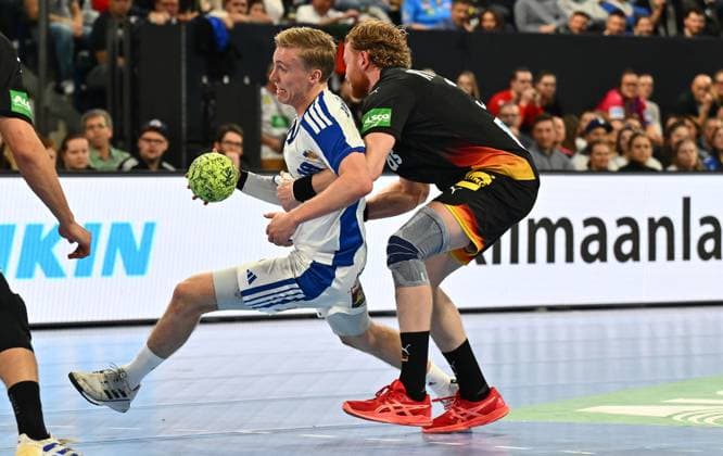 30.10.2025 - Handball - Länderspiel : Deutschland gg Island - - xwoxzix - Gisli Kristjansson (10, Island ) Tom Kiesler (30, Deutschland )