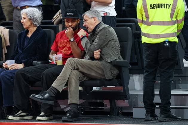 Serge Gnabry (FC Bayern Muenchen, 07) im Gespraech mit Herbert Hainer (FC Bayern Muenchen, Praesident), GER, FC Bayern Basketball vs. Virtus Bologna, Basketball, Euroleague, 8. Spieltag, Saison 2025 2026, 30.10.2025, GER, FC Bayern Basketball vs. Virtus Bologna, Basketball, Euroleague, 8. Spieltag, Saison 2025 2026, 30.10.2025 Muenchen Copyright: xEibner-Pressefoto JennixMaulx EP_JML