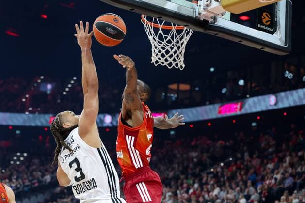 Carsen Edwards (Virtus Bologna, 03) mit Isiaha Mike (FC Bayern Basketball, 22), GER, FC Bayern Basketball vs. Virtus Bologna, Basketball, Euroleague, 8. Spieltag, Saison 2025 2026, 30.10.2025, GER, FC Bayern Basketball vs. Virtus Bologna, Basketball, Euroleague, 8. Spieltag, Saison 2025 2026, 30.10.2025 Muenchen Copyright: xEibner-Pressefoto JennixMaulx EP_JML