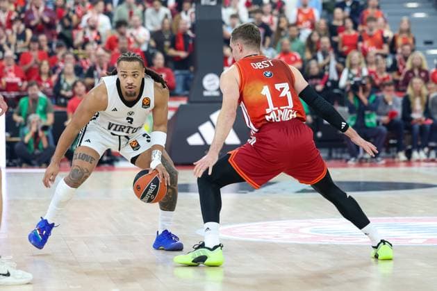 Carsen Edwards (Virtus Bologna, 03) mit Andreas Obst (FC Bayern Basketball, 13), GER, FC Bayern Basketball vs. Virtus Bologna, Basketball, Euroleague, 8. Spieltag, Saison 2025 2026, 30.10.2025, GER, FC Bayern Basketball vs. Virtus Bologna, Basketball, Euroleague, 8. Spieltag, Saison 2025 2026, 30.10.2025 Muenchen Copyright: xEibner-Pressefoto JennixMaulx EP_JML