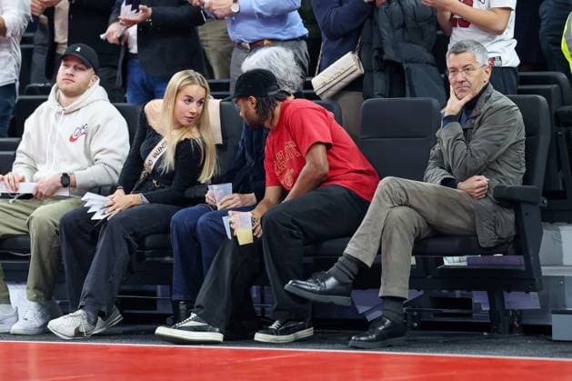 Giulia Gwinn (FC Bayern Muenchen, 07) mit Serge Gnabry (FC Bayern Muenchen, 07) und Herbert Hainer (FC Bayern Muenchen, Praesident), GER, FC Bayern Basketball vs. Virtus Bologna, Basketball, Euroleague, 8. Spieltag, Saison 2025 2026, 30.10.2025, GER, FC Bayern Basketball vs. Virtus Bologna, Basketball, Euroleague, 8. Spieltag, Saison 2025 2026, 30.10.2025 Muenchen Copyright: xEibner-Pressefoto JennixMaulx EP_JML
